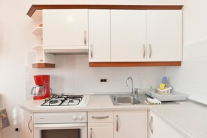 Fridge, oven, stovetop, coffee/tea maker