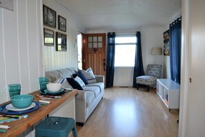 Smart TV - Simply Adorable and close to Beach, Restaurants,Brew Pub, Theater, Shops and all (Seaside)