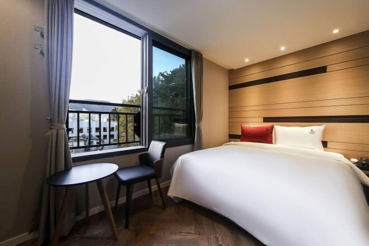 Premium bedding, desk, soundproofing, WiFi (free)