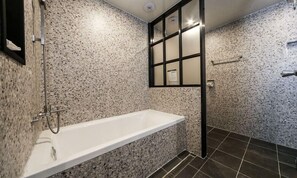 Deluxe-dobbeltværelse | Badeværelse | Hårtørrer, badekåber, hjemmesko, bidet