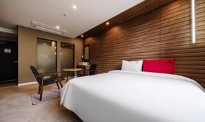 Premium bedding, individually decorated, individually furnished, desk - Busan Maron Hotel Nampo (Busan)