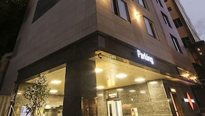 A hotel entrance with a 'Parking' sign, a reception desk, and a staircase leading to the entrance. - Busan Maron Hotel Nampo (Busan)