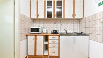 Wasserkocher mit Kaffee-/Teezubehör, Kühlschrank, Herdplatte