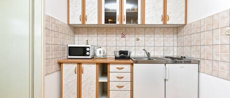 Frigorífico, placa de cocina, cafetera o tetera y utensilios de cocina