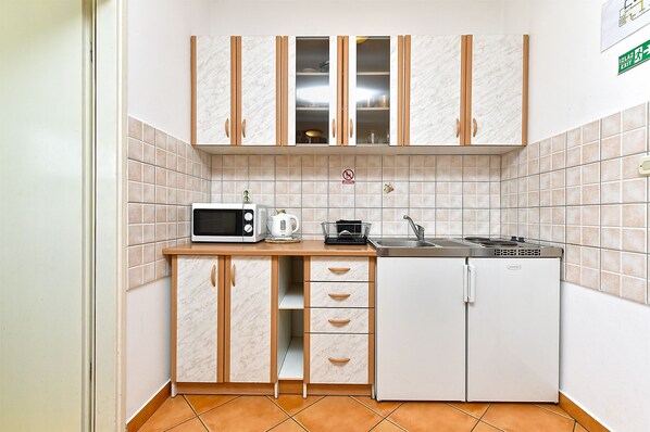 Kühlschrank, Herdplatte, Wasserkocher mit Kaffee-/Teezubehör