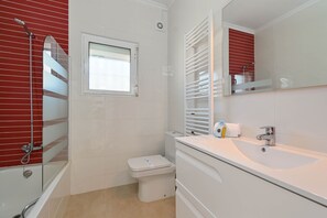 Combined shower/bathtub, towels - Charlotte - Benissa, Costa Blanca (Benissa)