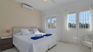 A hotel room with a bed, a nightstand, a chair, and a ceiling fan. - Charlotte - Benissa, Costa Blanca (Benissa)