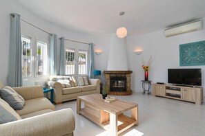 Télévision, cheminée, table de tennis de table