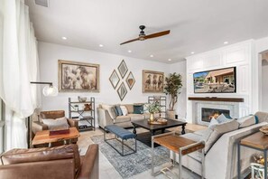 TV connectée, cheminée, jeux vidéo