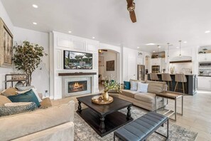 Smart TV, chimenea, videojuegos