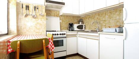 Refrigerador, microondas, horno, placa de cocina