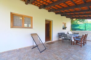 Outdoor dining - Apartment 1573/16140 (Istria - Valbandon), 2300m from the beach (Valbandon)