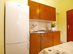 Refrigerador, placa de cocina, cafetera/tetera, utensilios de cocina