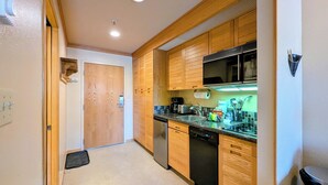 Coffee/tea maker, microwave, stovetop, dishwasher - Studio Close to the Slopes with Balcony and Views (Keystone)