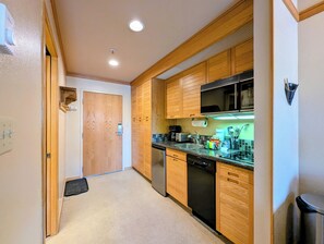 Microwave, stovetop, dishwasher, coffee/tea maker - Studio Close to the Slopes with Balcony and Views (Keystone)