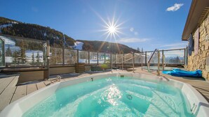 Outdoor spa tub - Studio Close to the Slopes with Balcony and Views (Keystone)
