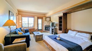Iron/ironing board, WiFi, bed sheets - Studio Close to the Slopes with Balcony and Views (Keystone)