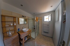 Bathtub, towels, toilet paper