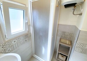 Dusche, Haartrockner, Handtücher
