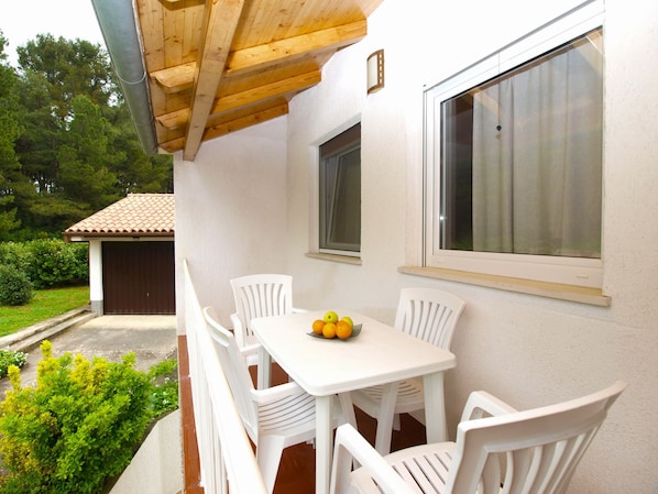 Outdoor dining - Apartment 1600/16352 (Istria - Pula), 2500m from the beach (Pula)