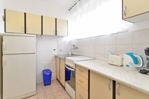 Fridge, oven, stovetop, coffee/tea maker