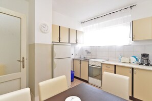 Fridge, oven, stovetop, coffee/tea maker