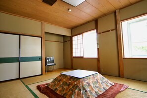 Traditionelt værelse - fælles badeværelse (Japanese Style, Run of House) | Dundyner, gratis Wi-Fi, sengetøj
