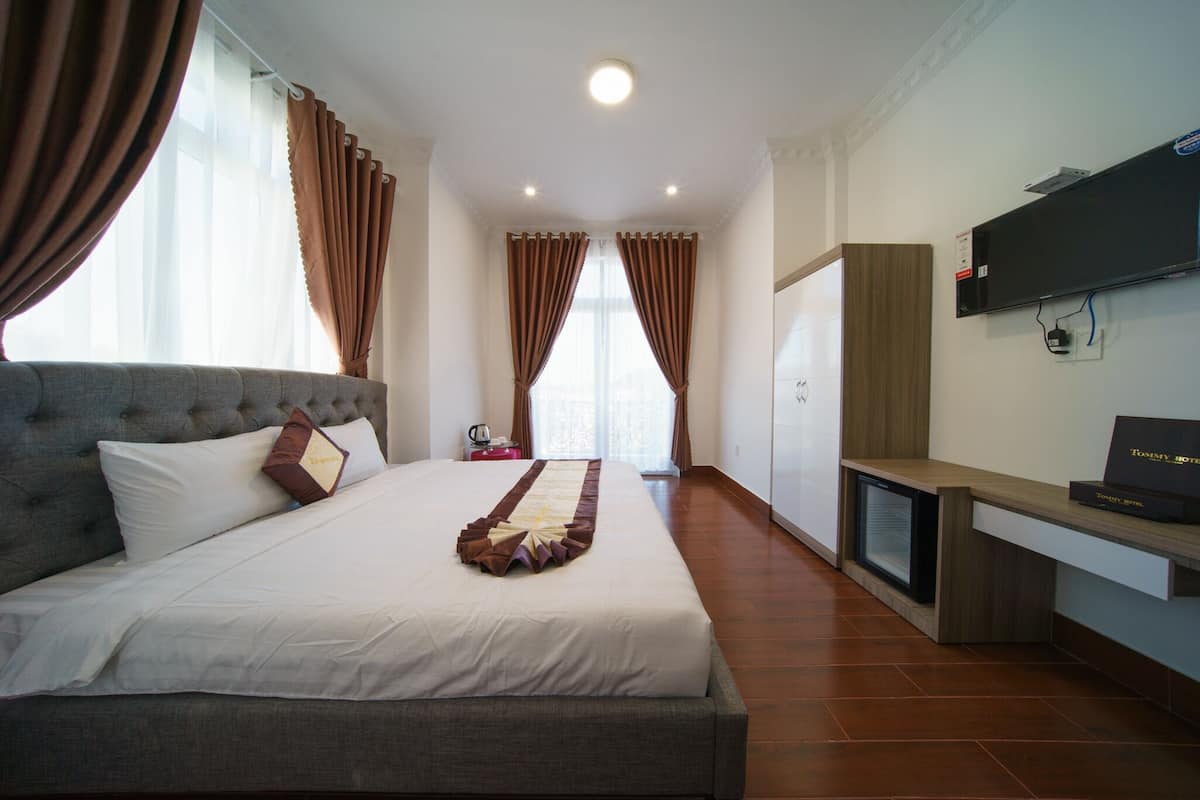 Deluxe Room with Balcony | Minibar, blackout drapes, soundproofing, iron/ironing board