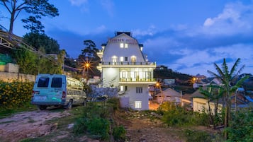Fachada de la propiedad por la tarde o noche
