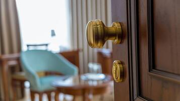 Una puerta de madera con un pomo de latón y una cerradura.