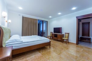 Ropa de cama hipoalergénica y caja de seguridad en la habitación 