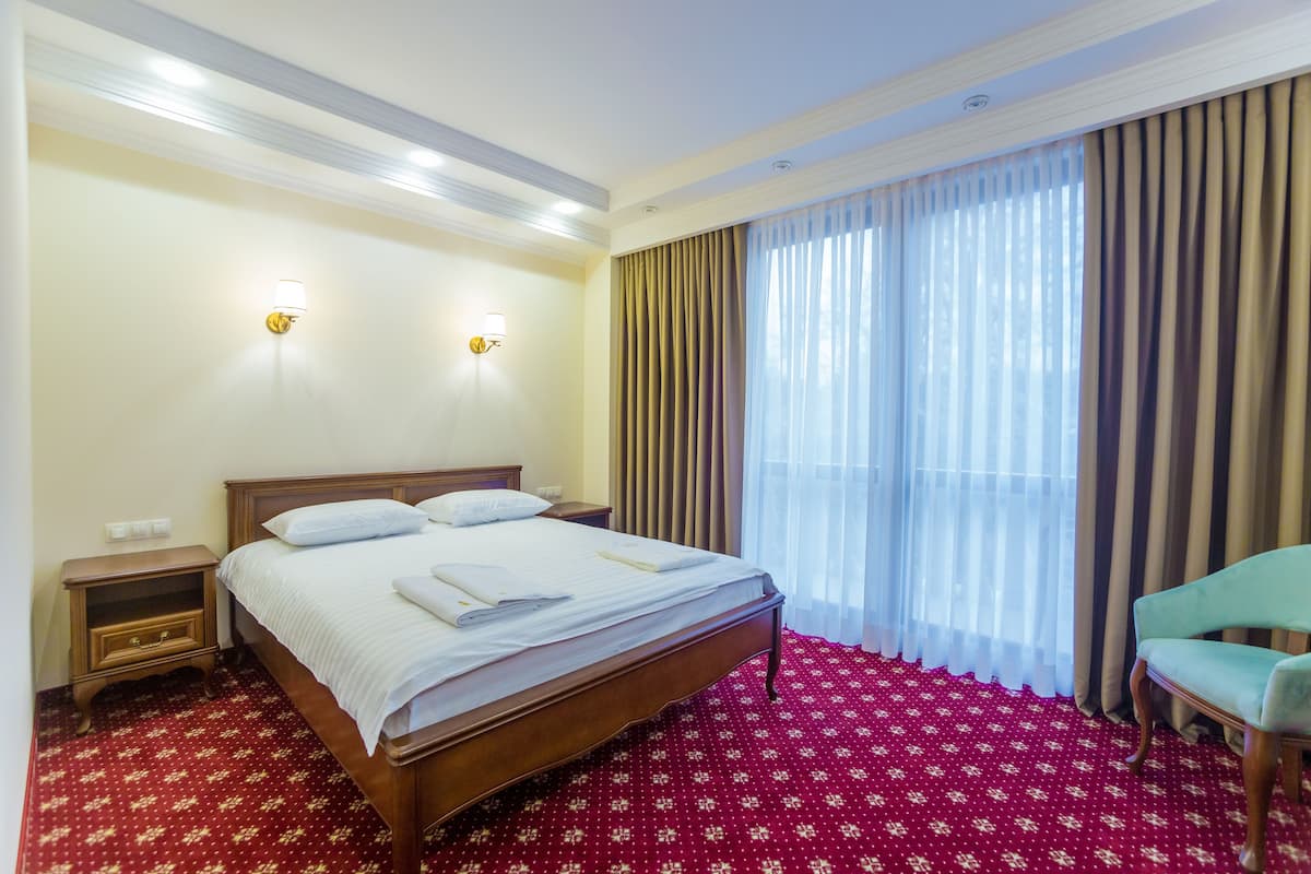 1 bedroom, hypo-allergenic bedding, in-room safe, desk