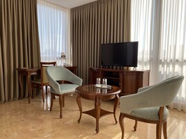 Superior Suite | Hypo-allergenic bedding, in-room safe, desk, blackout drapes