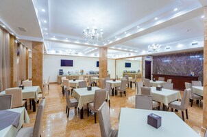 Desayuno buffet diario (MDL 200 por persona)