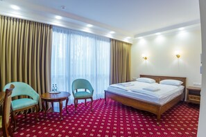 Peralatan tempat tidur hipoalergenik, peti besi dalam bilik, meja 