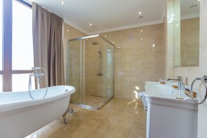 Superior Suite | Bathroom | Free toiletries, hair dryer, bathrobes, slippers - Ambassador Hotel (Chisinau)