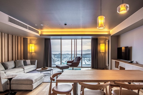 3 Bedroom Penthouse Suite | In-room dining