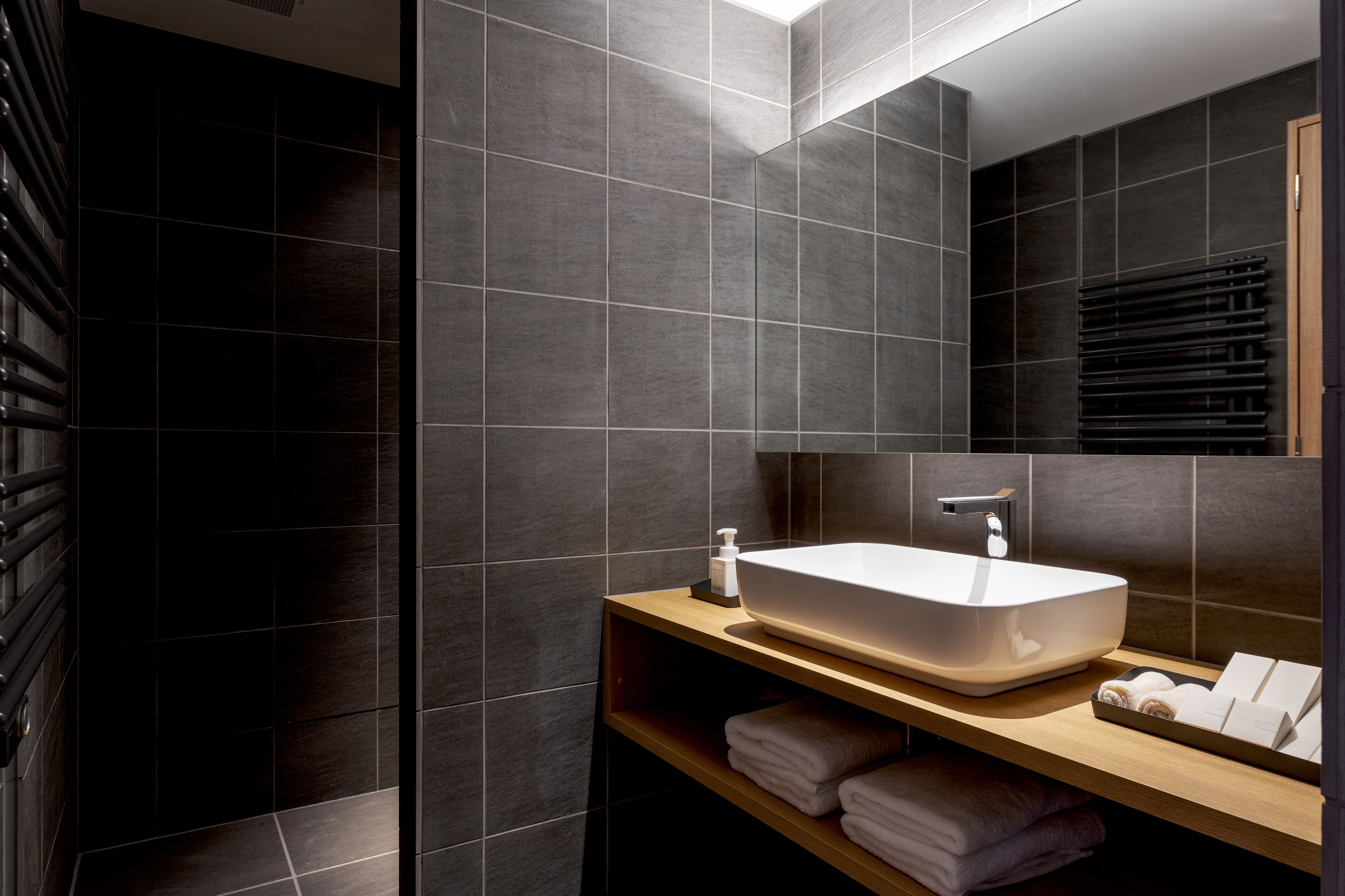 3 bedroom premier suite (triple key) | bathroom sink