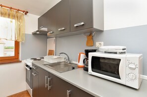Refrigerador, microondas, horno, placa de cocina