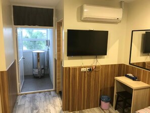 Desk, soundproofing, bed sheets - Jinsu B&B (Puli)