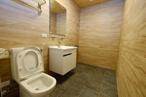 Quadruple Room | Bathroom | Shower, free toiletries, hair dryer, slippers