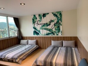 Desk, soundproofing, bed sheets - Jinsu B&B (Puli)