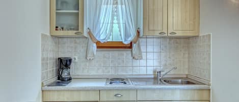 Geladeira, micro-ondas, cooktop, cafeteira/chaleira