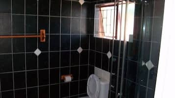 Regendusche, kostenlose Toilettenartikel, Haartrockner, Handtücher