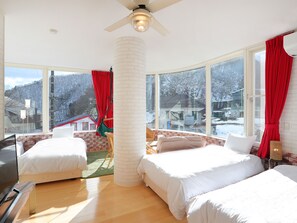 Phòng 4 Deluxe (for 4 Guests, Western Style) | Chăn bông, minibar với thức uống miễn phí, két bảo mật tại phòng 