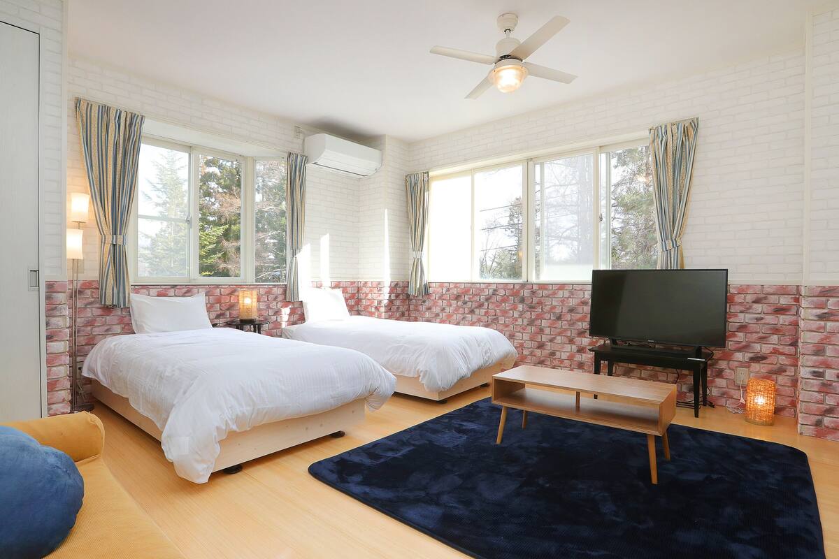 Dobbeltrom – basic (for 3 Guests, Western Style) | Dundyner, minibar (inkludert), safe på rommet og lydisolert