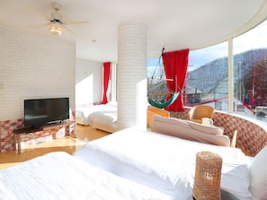 Cubrecamas y minibar con artículos gratuitos