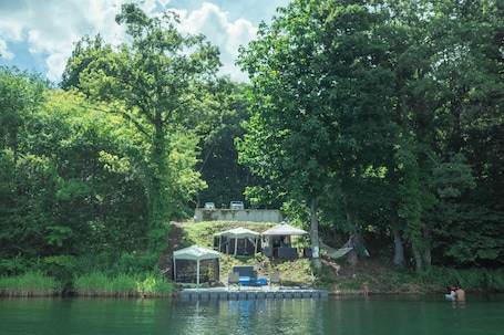 Playa privada en los alrededores, traslado desde/hacia la playa gratis