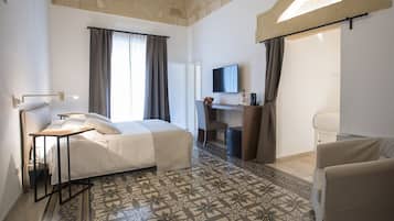 1 bedroom, in-room safe, individually decorated, individually furnished