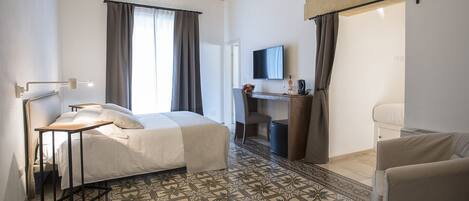 Habitació doble Deluxe, balcó | Caixa forta a l'habitació, decoració individual i mobiliari individual